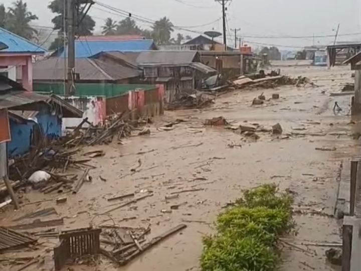 Banjir Bandang Terjang Desa Wombo, Warga Terjebak dan Masih Menanti Pertolongan