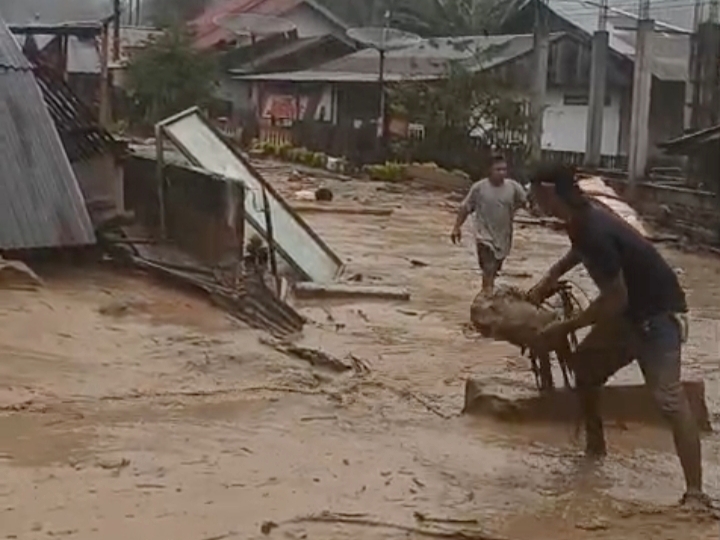 Desa Wombo Kalonggo Dilanda Banjir Bandang: 1 Tewas, 3 Hilang, Ratusan Mengungsi