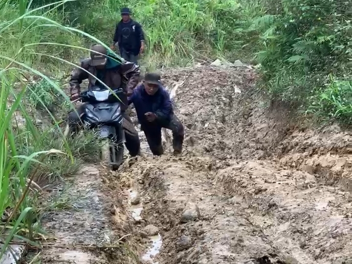 Akses Jalan Bertahun-tahun Rusak, Warga Uematopa Touna Keluhkan Dampak ke Ekonomi hingga Listrik