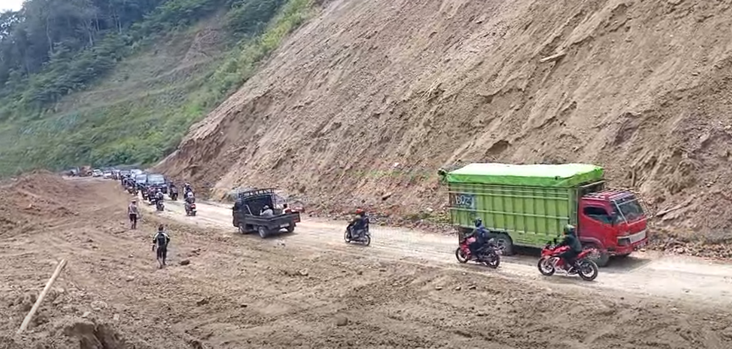 Akses Jalan Kebun Kopi Kilometer 8 Kembali Lancar Pasca Longsor