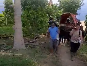 Dedikasi Bripka Haruk Evakuasi Warga Sakit di Parimo, Lewati Jalur Curam Demi Sampai ke Puskesmas
