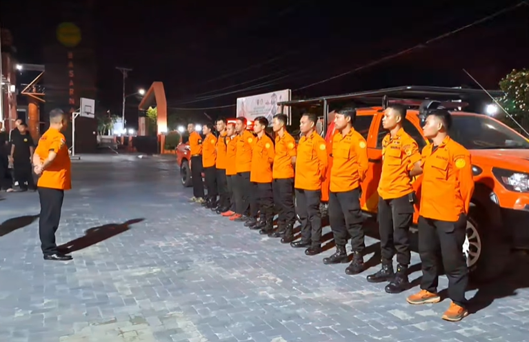 Basarnas Palu Kirim 10 Personel Bantu Tim SAR Evakuasi Korban Pesawat ATR yang Jatuh di Maros