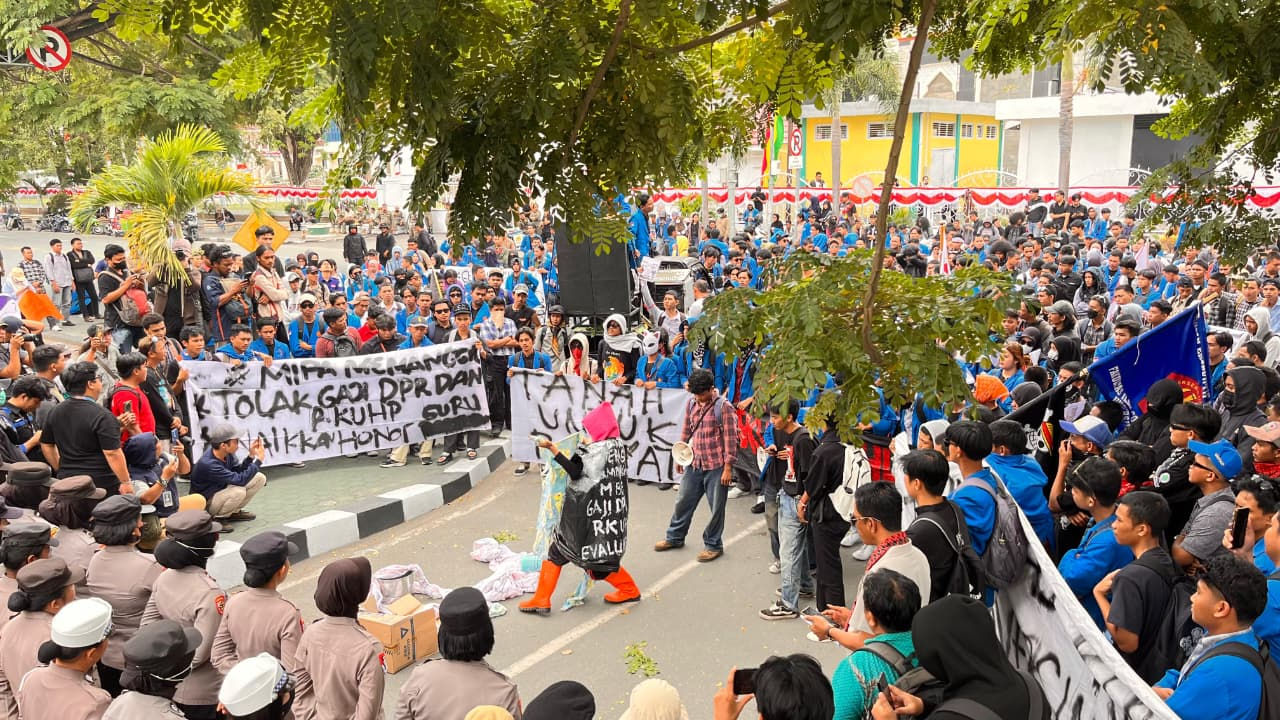 Ratusan Mahasiswa Kota Palu Gelar Aksi di Depan DPRD, Soroti Pajak dan Tingginya Gaji Dewan