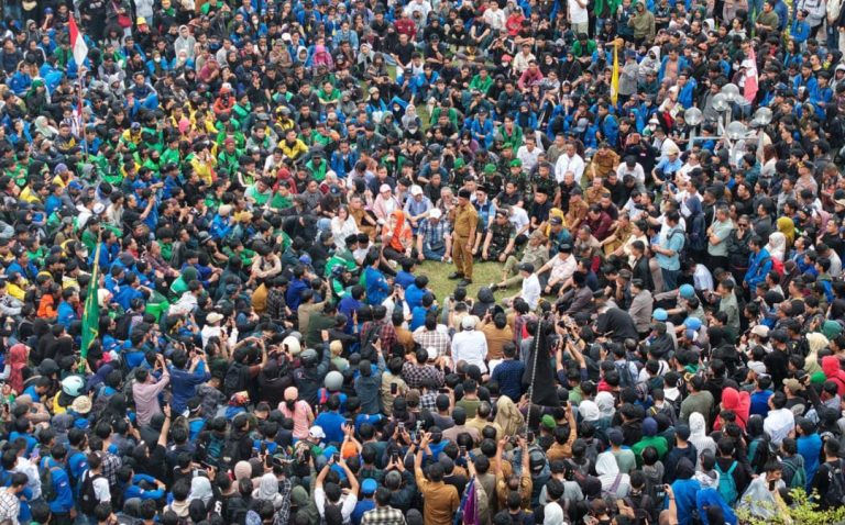 DPRD Sulteng Turun Temui Ribuan Massa Aksi, Tuntutan Rakyat Janji Dibawa ke Pusat