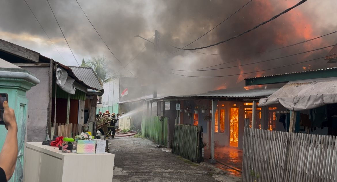 Kebakaran Hanguskan Tiga Petak Rumah Warga di Jalan Samratulangi Palu
