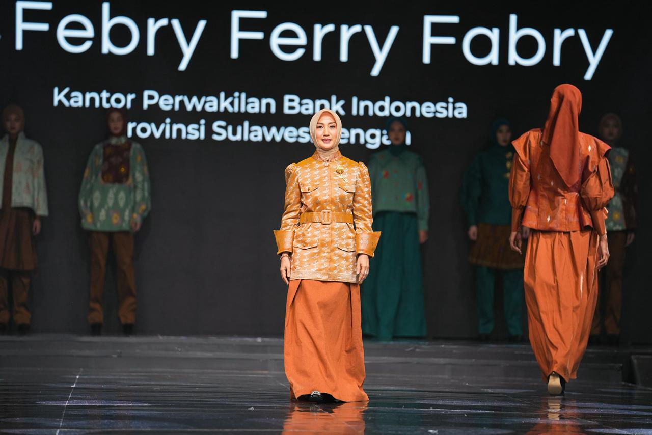 Ketua Dekranasda Sulteng Melenggak Pamerkan Batik Bomba di Panggung Fesyen Nasional