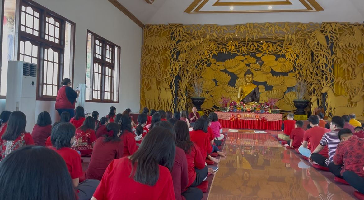Umat Buddha Rayakan Imlek 2577 dengan Puja Bakti di Vihara Karuna Dipa Palu