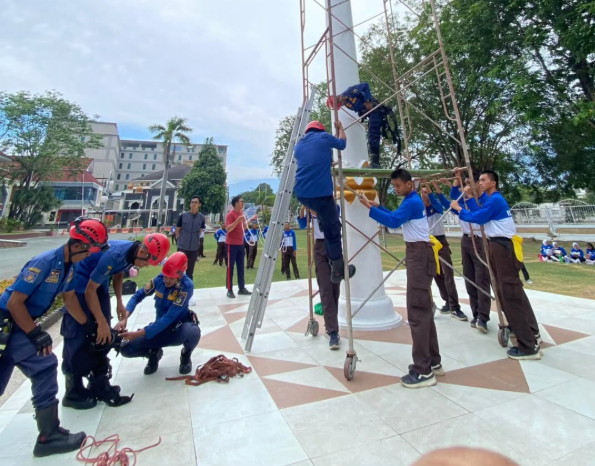 Tali Bendera Putus, Tim Damkar Palu Panjat Tiang Demi Lanjutkan Latihan Paskibra