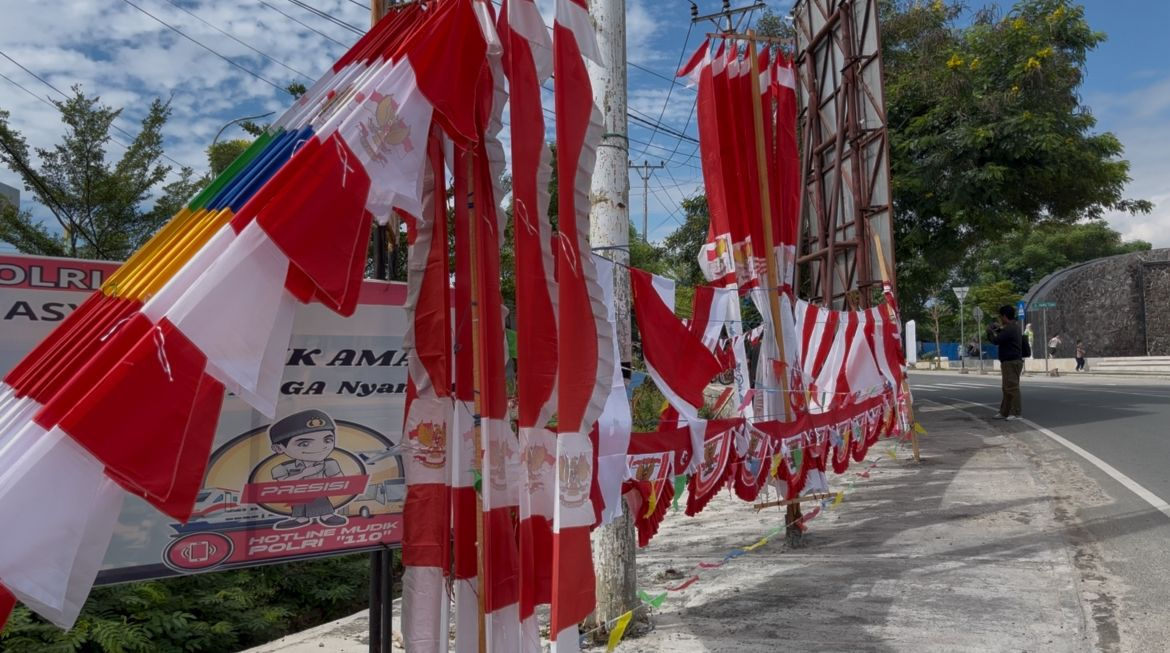 Pedagang Bendera Musiman Mulai Ramaikan Jalanan Palu Jelang HUT RI ke-80