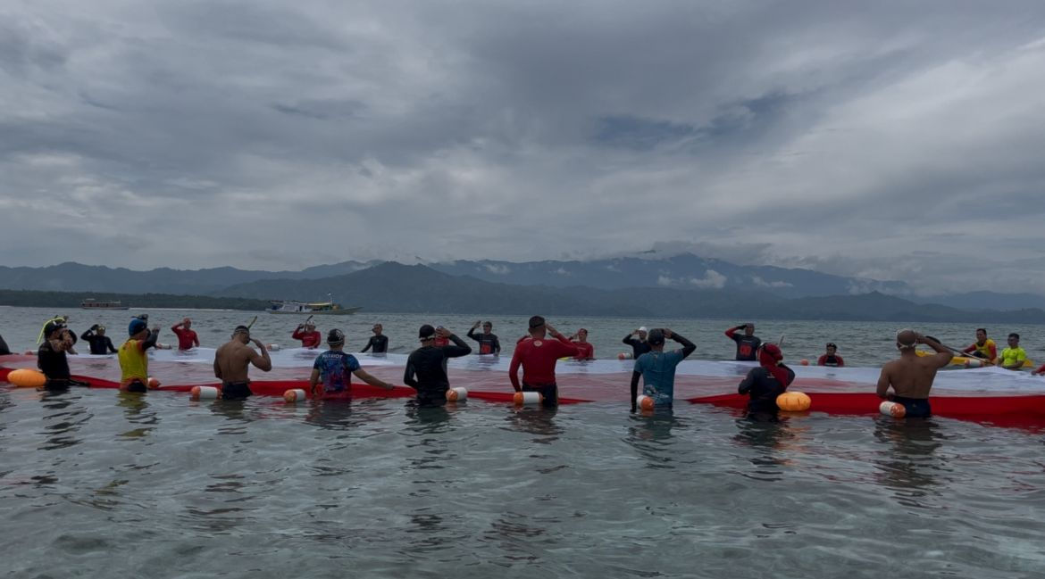 58 Perenang Bentangkan Merah Putih di Atol Donggala, Renang 2,5 Km hingga Pusat Laut